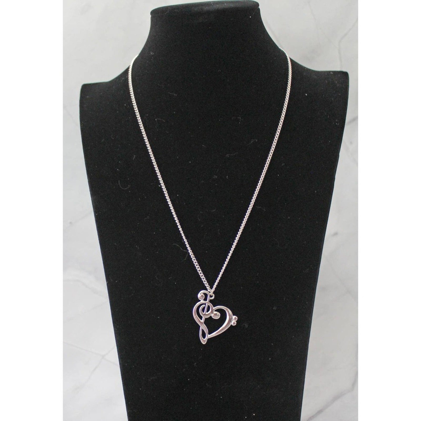 Pre-Owned Silver Toned Necklace with Fancy Heart Shaped Pendant N57
