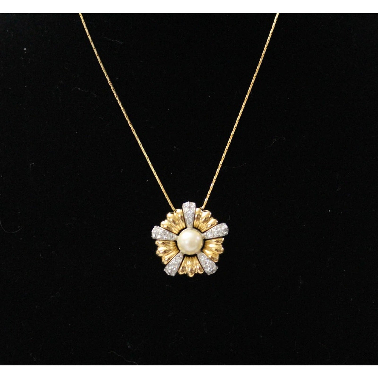 Beautiful Vintage Gold, Rhinestone, and Glass Pearl 16 Inch Necklace N60