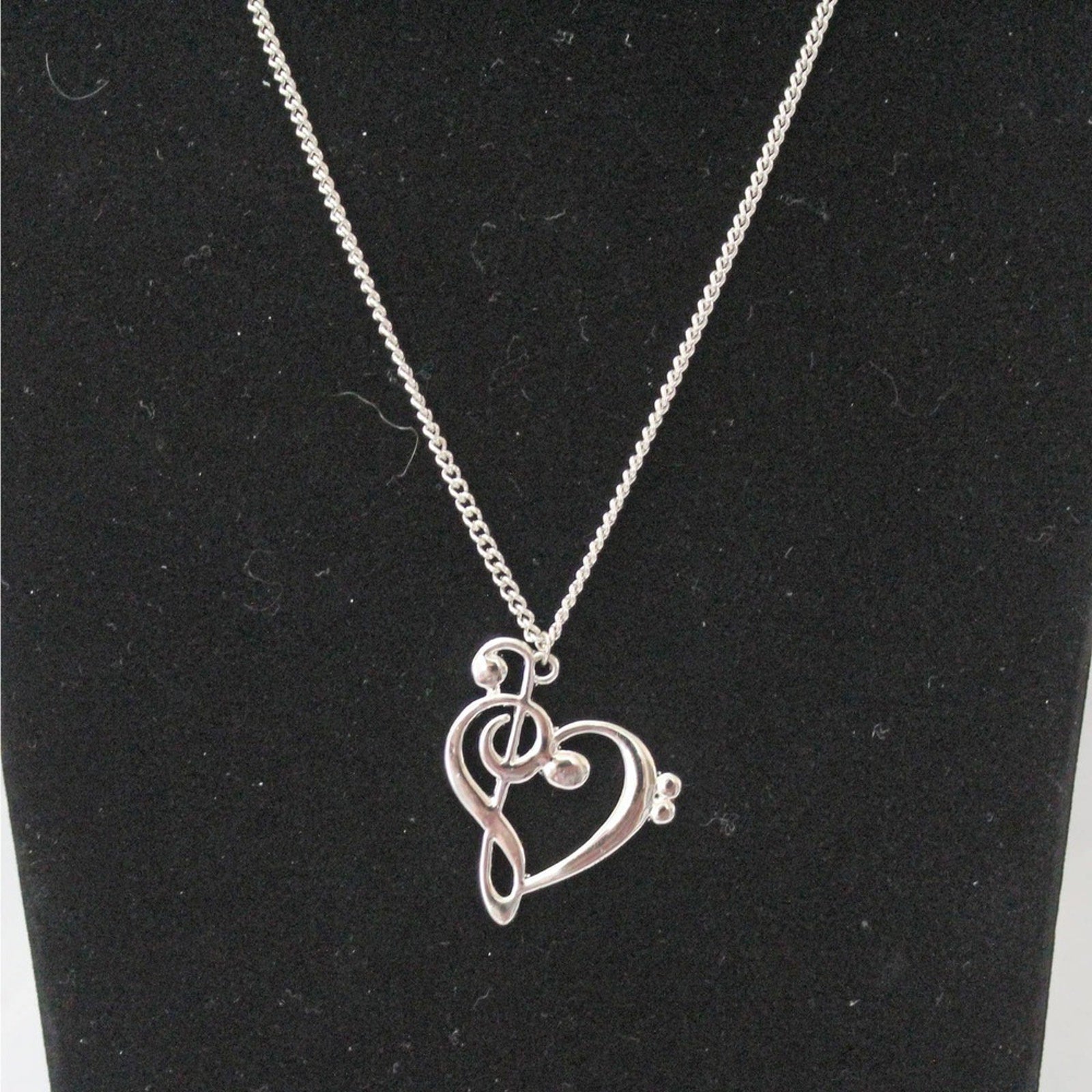 Pre-Owned Silver Toned Necklace with Fancy Heart Shaped Pendant N57