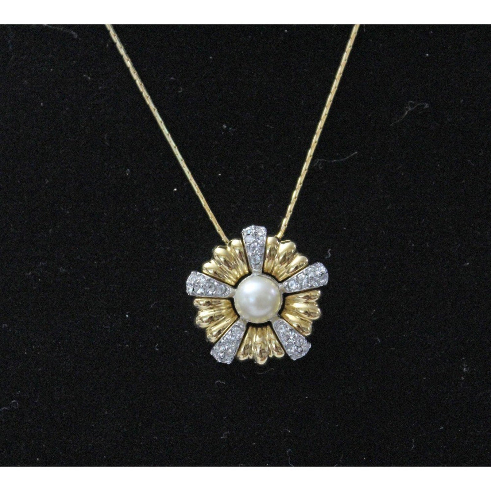Beautiful Vintage Gold, Rhinestone, and Glass Pearl 16 Inch Necklace N60